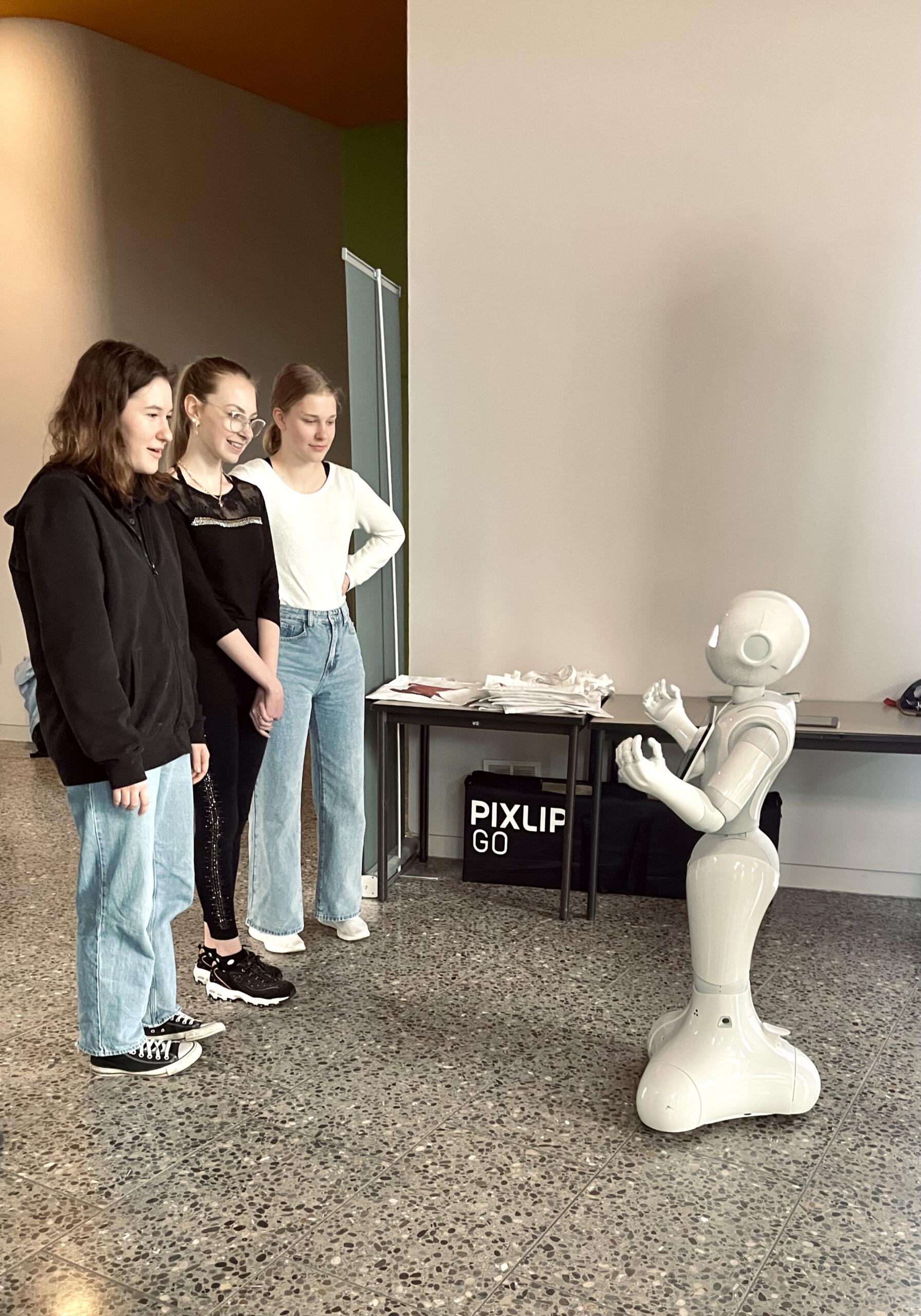 Meet-and-Greet der Girls Day teilnehmerinnen mit Pepper dem Service-Roboter des Mittelstand-Digital Zentrums Magdeburg