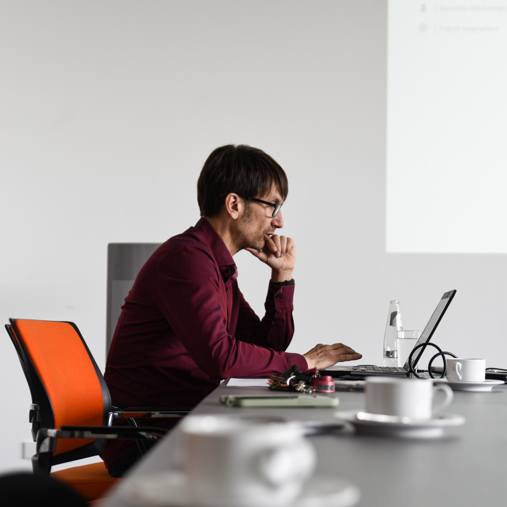 Stefan Voigt bei einer Digitalisierungssprechstunde